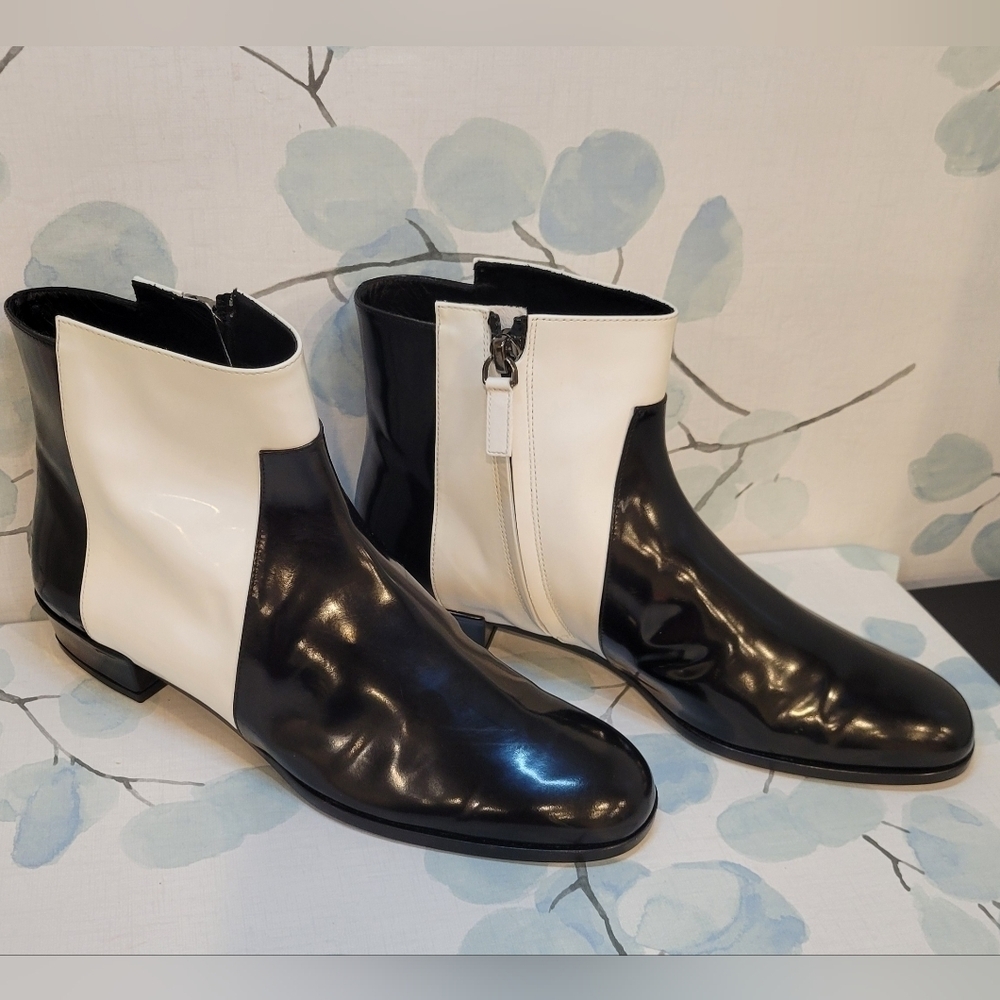 Roger Vivier Patent Leather Ankle Boot Size 36 Made in Italy.